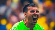 Florin Niţă, un adevărat erou. Portarul român i-a salvat viaţa unui adversar care s-a prăbuşit pe teren - VIDEO