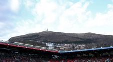 Petrecere incendiară la stadion! Mai mulți fotbaliști s-au distrat cu escorte de lux pe teren și la vestiare