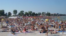 Barosan la Costinești. A venit pe plajă cu șuncă afumată de acasă și a atârnat-o de umbrelă