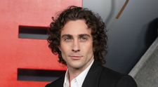 La 35 de ani, Aaron Taylor-Johnson este favorit pentru rolul James Bond. Cum arată soția lui, în vârstă de 60 de ani. Cei doi s-au cunoscut când el era minor