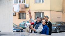 Visuri la Cheie, 8 aprilie 2026. Cum arată apartamentul în care familia Dobre își crește cele două fiice cu probleme la inimă. Locuiesc la etajul 4, iar fiecare scară urcată e un chin pentru ele: „Vrea să fie și ea ca ceilalți copii...”