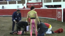 Toreadorul e rapus de taur iar fratele sau sare din tribuna ca sa il apere. Ce se intampla cand il vede taurul