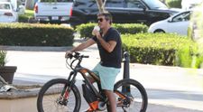 Simon Cowell și-a rupt spatele după ce a căzut de pe bicicletă în curtea casei din Malibu