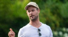 Chris Hemsworth, surprins de paparazzi într-o ipostază neașteptată. Cum a fost fotografiat actorul în timpul liber