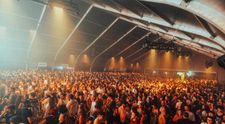 Plouă la Bonțida: Electric Castle 10 debutează cu ploaie de beat-uri, pași de dans și distracție