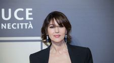 Monica Bellucci, surprinsă la plajă alături de o prietenă. Frumoasa actriță arată minunat la 55 de ani