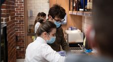 Șef sub acoperire, 13 aprilie 2023. Ion Paladi lucrează la o cofetărie din București. Colega Diana nu-i dă nicio șansă