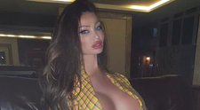 Se numără printre preferatele paparazzilor. Ipostazele incendiare în care apare Soraja Vucelic