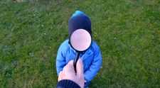 Un copil de 4 ani a dispărut de la grădiniță. A fost găsit de către polițiști pe stradă, în papuci de casă. Mărturia mamei: ”Am sunat eu grădiniţa, şi abia atunci au realizat!”