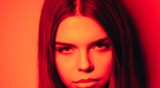 Alessiah lansează „Addicted”, al doilea single de pe albumul Obscentra: „Această piesă este despre haosul pe care uneori îl alegem în locul vindecării”