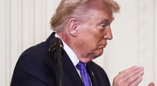 Imaginile care au stârnit îngrijorare! Ce este pata roșie apărută pe gâtul lui Donald Trump