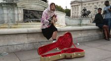 Justin Bieber și-a șocat fanii. A cântat pe stradă, în fața Palatului Buckingham