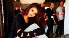 Selena Gomez, fara nicio inhibitie! Cum s-a lasat filmata topless cantareata