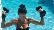 Mihaela Rădulescu își lucrează bicepșii în bikini, în piscină. Imaginile care au aprins imaginația fanilor