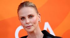 „Nu mă mai simțeam om”. Charlize Theron vorbește despre abuzurile din carieră