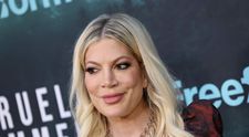 Tori Spelling a ajuns să locuiască într-o casă atât de dezordonată încât nu mai poate primi musafiri. La un moment dat dormea cu un porc în pat