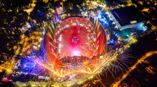 Peste 110.000 de mii de fani din peste 100 de țări au sărbătorit prima zi a ediției aniversare Untold x cu show-uri în premieră mondială