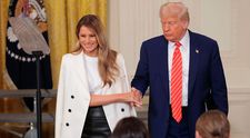 Ultima apariție a Melaniei Trump a stârnit noi controverse. Americanii, convinși că Donald Trump se afișează alături de o clonă: „Aceasta este o sosie și nu una foarte bună”