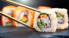 Cum pregătești sushi acasă? Leoo Dumitru îți spune secretul pentru orezul pentru sushi