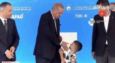 Preşedintele Turciei, Recep Erdogan, îi trage o palmă unui copil care a refuzat să-i sărute mâna întinsă, apoi îi dă bani - VIDEO