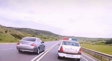 Cum a scăpat nepedepsit un șofer din Iași după ce a depășit pe linie continuă o mașină de poliție