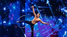 Românii au talent, 22 martie. Anton Monstyrsky a ridicat acrobația cu hula hoop la nivel de artă. Jurații l-au aplaudat în picioare: „Performanța face parte din viața ta!”