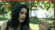 Naomi, transsexualul cu voce de soprana, a fost atacata de o gasca dubioasa.
