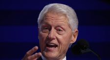 Bill Clinton a apărut cu un bandaj mare pe față la Maratonul din New York. Ce se întâmplă cu fostul președinte american