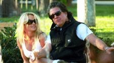 Pamela Anderson neagă că s-ar fi căsătorit cu Jon Peters: „A fost doar un prânz bizar”