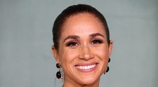 Meghan Markle a combinat o jachetă de la Zara, de 700 lei, cu pantofi Chanel. Outfit-ul surprinzător cu care a apărut în ”turneul regal” din Iordania