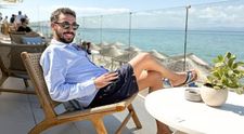Armin Nicoară a comis-o din nou și a plecat iar singur în vacanță. Claudia Puican a rămas acasă, cu copilul: „Merg, testez acolo, acolo”