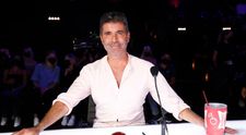 Simon Cowell iese în oraș cu actuala și cu fosta iubită. Cum au fost surprinși cei trei