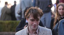 Chiar și cu părul răvășit și ținuta de pensionar, fanii îl adoră pe Robert Pattinson: „Vampirii nu îmbătrânesc”