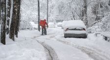 Până la ce oră va ninge în București. ANM anunță când se oprește viscolul și ce strat de zăpadă se va depune