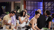 ”Ne-am bătut ca animalele pe crătiți, tigăi…” Concurenții Masterchef gătesc același fel de mâncare ca foștii concurenți. ”Un haos de nedescris! Balamucul de pe lume”
