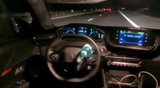 Un român a făcut live pe Facebook de pe bancheta din spate a mașinii, în timp ce la volan se afla... o sticlă de apă