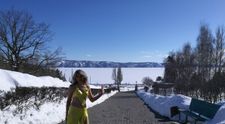 Această femeie poartă sandale și fuste scurte chiar și pe un ger cumplit. Care este secretul rezistenței sale
