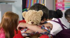Un tată a acuzat o educatoare din Pașcani că i-ar fi agresat copilul de 4 ani. Ce a înregistrat cu un microfon ascuns într-un urs de pluș
