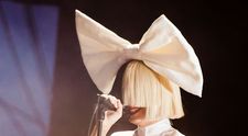 Sia, apariție rară pe covorul roșu, cu chipul descoperit