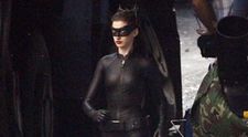 Anne Hathaway, foarte sexy imbracata in Catwoman! FOTO