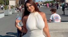 Formele ei imense îi fac viața un calvar! Abia poate călători cu avionul: „Mă chinui de fiecare dată” FOTO