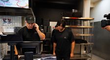 Șef sub acoperire, 21 noiembrie 2024. Șeful sub acoperire începe prima zi de muncă în calitate de livrator, la una dintre locațiile companiei. Acesta îl cunoaște pe Eugen Ene, livratorul care a dormit în scările de bloc și care are cinci copii din trei căsătorii: „Am ajuns prin Gara de Nord. Am locuit acolo”