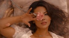 A devenit bunică la 36 de ani. Cum a apărut celebra artistă din România la botezul nepoatei sale