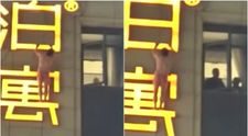 VIDEO Momentul halucinant în care o femeie își prinde soțul că o înșală la hotel! Ca să nu fie prins, bărbatul a sărit pe fereastră și s-a ascuns pe sigla clădirii