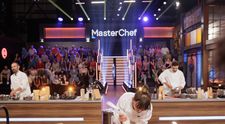 Finala MasterChef România, 16 decembrie 2025. Începe proba desertului, cea care poate decide totul. Emoțiile finaliștilor ating cote maxime atunci când Florin Dumitrescu pune trofeul pe bancul fiecăruia: „Am un loc perfect pentru el”