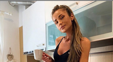 Diana Munteanu, apariție sexy într-un costum de baie alb. Cât de bine arată vedeta la 41 de ani