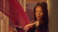 „Pozele sunt atât de editate încât ar putea fi AI”. Rihanna, pusă la zid după imaginile retușate în lenjerie: „Încetează cu aiurelile astea! Toți știm cum arăți!