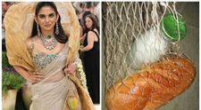 Au revenit plasele în modă? Fiica celui mai bogat om din India a făcut furori la Met Gala cu „gentuța” ei în care ținea un mango. Secretul din spatele acestui look neobișnuit