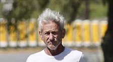 A fost unul dintre marii cuceritori de la Hollywood, iar acum are o iubită cu 34 de ani mai tânără. Îl recunoști la 74 de ani și îmbrăcat… de șantier?
