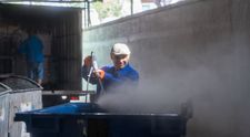 Șeful sub acoperire transpiră serios la munca de jos